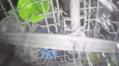 İçinde bulaşık makinesi bulaşık