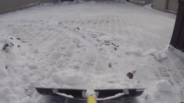 Odstranění sněhu lopatou po zimní bouře — Stock video
