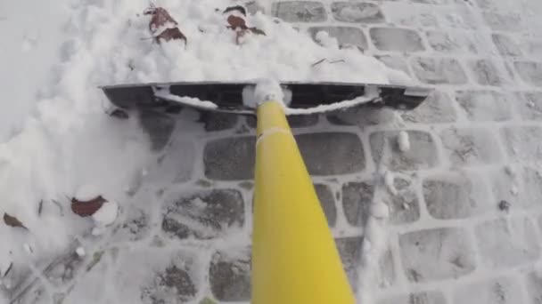 Odstranění sněhu lopatou po zimní bouře — Stock video