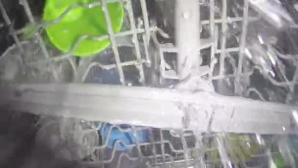 Lavado de platos dentro de lavavajillas — Vídeos de Stock