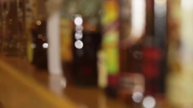 Bir barda içki şişeleri
