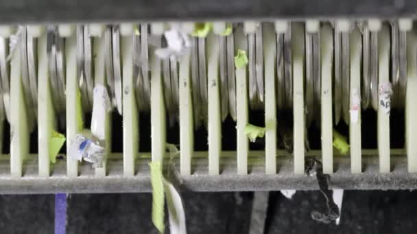 Papier shredder hakken up en scheuren documenten — Stockvideo