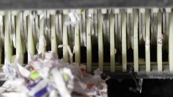 Papier shredder hakken up en scheuren documenten — Stockvideo