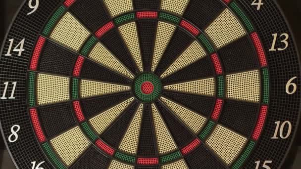 Dobott a játéktábla darts — Stock videók