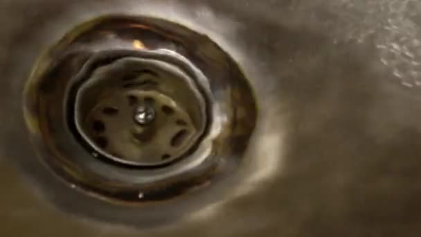 Чистая вода стекает в канализацию — стоковое видео