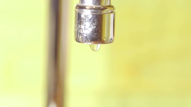 Leitungswasser aus dem Wasserhahn — Stockvideo