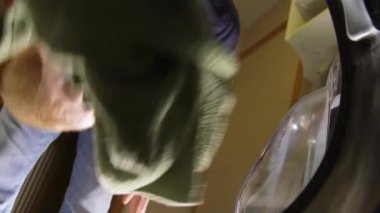 Kirli çamaşırları yıkama makinesi