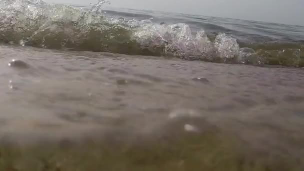 Olas en una playa de arena frente al lago Michigan — Vídeo de stock