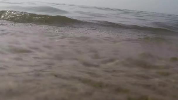 Κύματα σε μια παραλία με άμμο λίμνη Μίτσιγκαν προκυμαία — Αρχείο Βίντεο