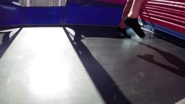 Skákání tělocvičně trampolína skákací — Stock video