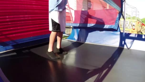 Salto gimnasio trampolín hinchable — Vídeos de Stock