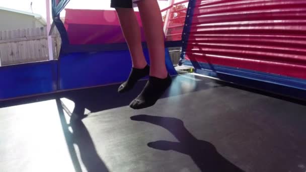 Hoppande gym studsmatta bouncy — Stockvideo