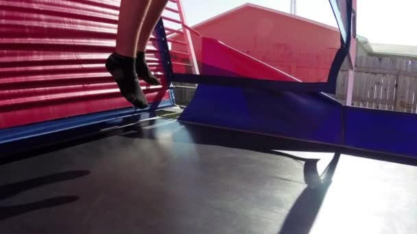 Salto ginásio trampolim bouncy — Vídeo de Stock