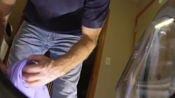 Machine à laver avec des vêtements sales 