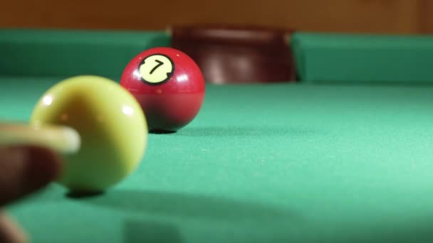 Bolas de bilhar na mesa de jogo de bilhar — Vídeo de Stock