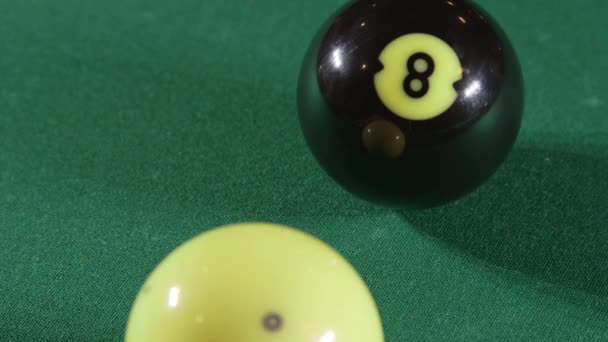 Pool ballen op biljart spel tafel — Stockvideo