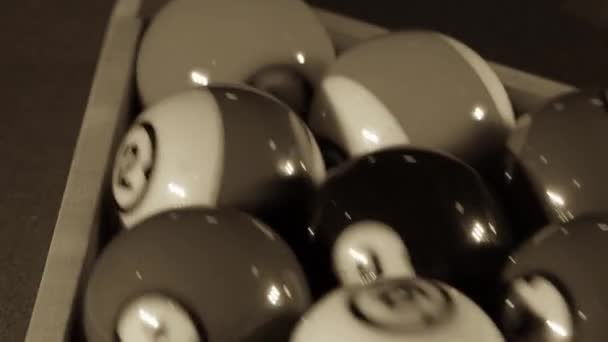 Pool ballen op biljart spel tafel — Stockvideo