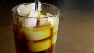 kahve buz cam içine dökme