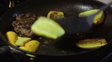Stovetop üzerinde sıcak tavada sığır eti yemek hamburger eti yer