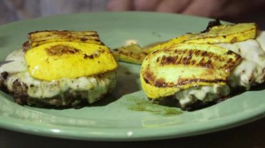 Stovetop üzerinde sıcak tavada sığır eti yemek hamburger eti yer