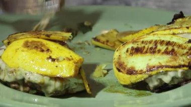 Adam mutfakta bir çatal ile hamburger eti yeme