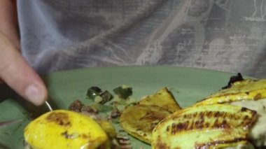Stovetop üzerinde sıcak tavada sığır eti yemek hamburger eti yer