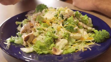 Adam akşam yemeği salata taze sebze ve salata ile hazırlanan yeme