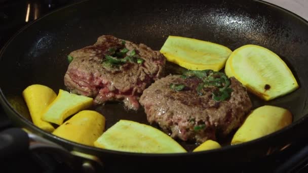 Stovetop üzerinde sıcak tavada sığır eti yemek hamburger eti yer — Stok video