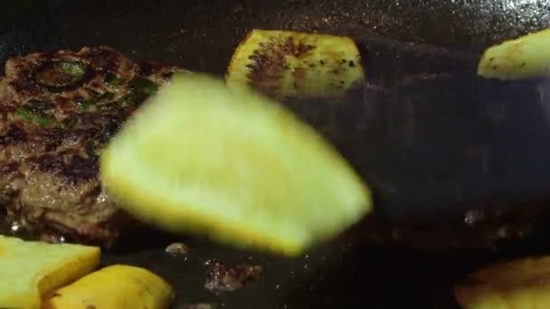 Cozinhar carne de hambúrguer carne moída em frigideira quente em fogão — Vídeo de Stock