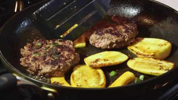 Cocinar carne de hamburguesa molida de res en sartén caliente en la estufa — Vídeo de stock