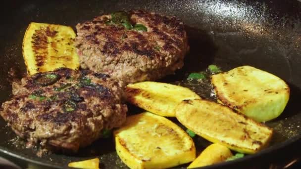 Cottura carne hamburger carne macinata di manzo in padella calda sul fornello — Video Stock