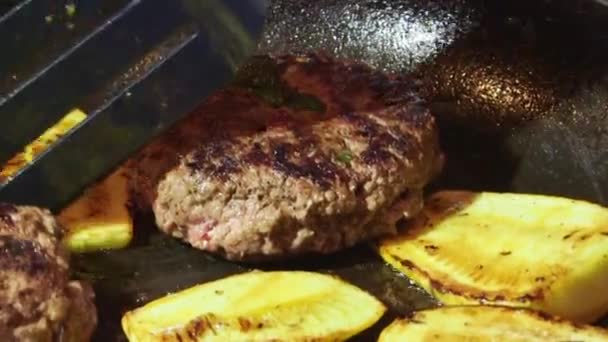 Cocinar carne de hamburguesa molida de res en sartén caliente en la estufa — Vídeos de Stock