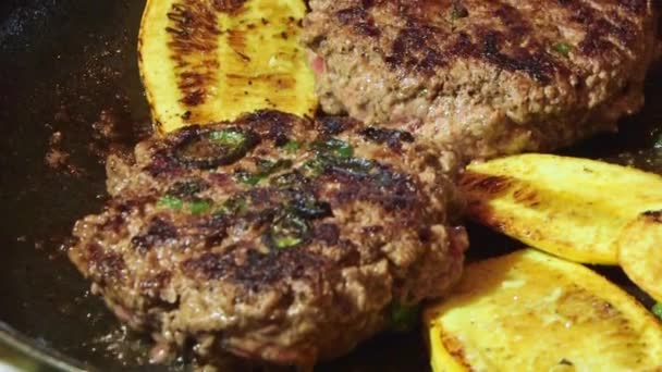 Готовить гамбургер мясо говядины в горячей сковороде на плите — стоковое видео
