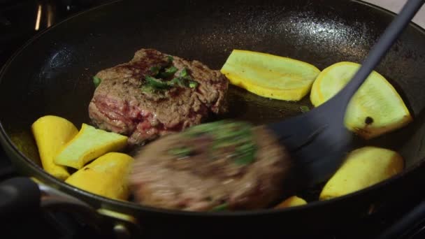 Slow motion Cocinar carne de hamburguesa molida de res en sartén caliente en la estufa — Vídeos de Stock