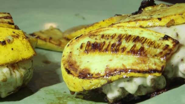 Cocinar carne de hamburguesa molida de res en sartén caliente en la estufa — Vídeos de Stock