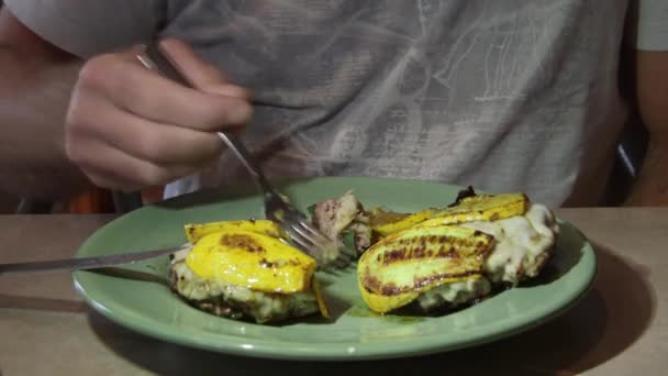 Koken hamburger vlees gemalen rundvlees in hete koekenpan op kookplaat — Stockvideo