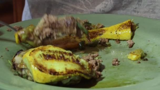 Cuisson de viande hachée de hamburger dans une poêle chaude sur la cuisinière — Video