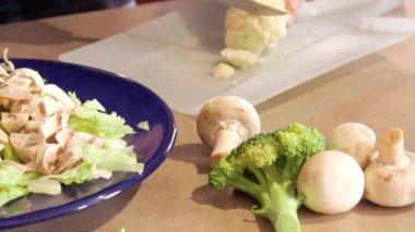 Salata için hazırlanan taze dilimlenmiş sebze