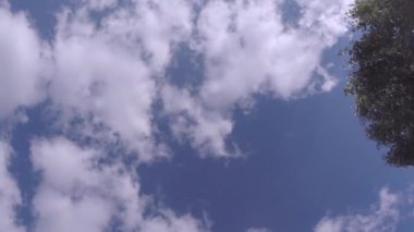 Parlak mavi gökyüzünde hareket bulutlar