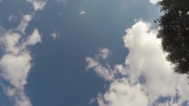 Parlak mavi gökyüzünde hareket bulutlar