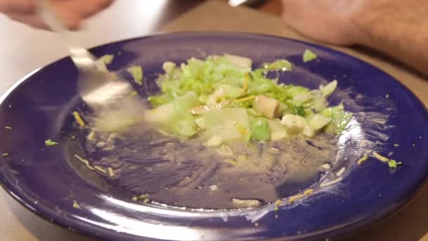 Hombre comiendo ensalada preparada con verduras frescas y lechuga — Vídeo de stock