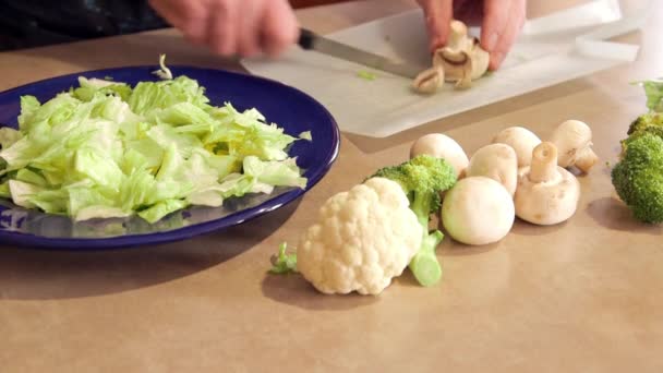 Hortalizas frescas en rodajas preparadas para ensalada — Vídeos de Stock