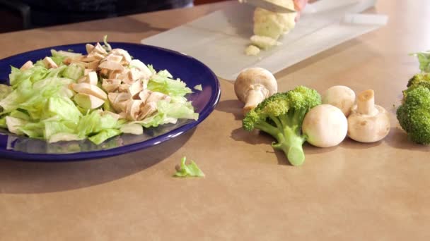 Свежие нарезанные овощи для салата — стоковое видео