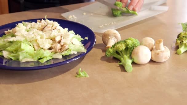 Produtos hortícolas frescos em fatias preparados para salada — Vídeo de Stock