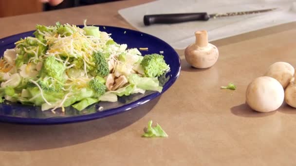 Produtos hortícolas frescos em fatias preparados para salada — Vídeo de Stock
