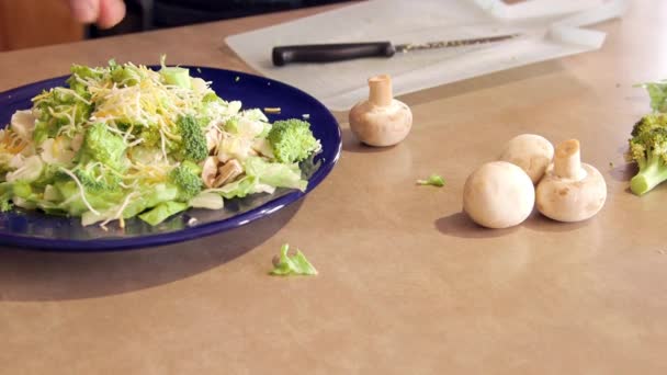 Produtos hortícolas frescos em fatias preparados para salada — Vídeo de Stock