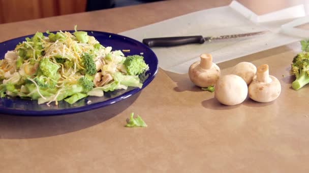 Produtos hortícolas frescos em fatias preparados para salada — Vídeo de Stock