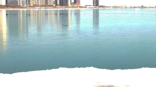 Chicago skyline weerspiegelt op ijs — Stockvideo