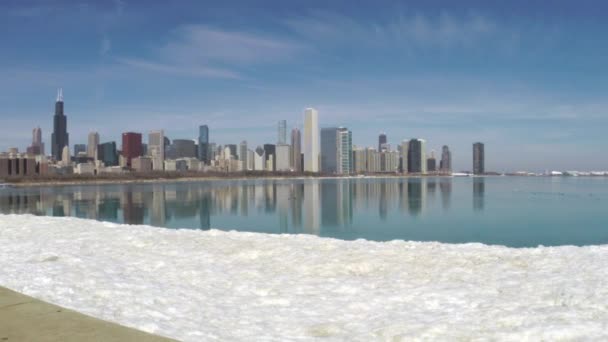 Linha do horizonte à beira do lago de Chicago — Vídeo de Stock