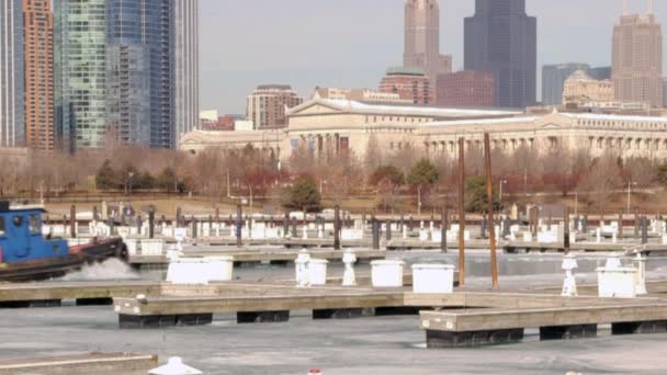 Łódź, przedzierając się przez lód w porcie wzdłuż linii brzegowej jeziora Michigan, Chicago — Wideo stockowe